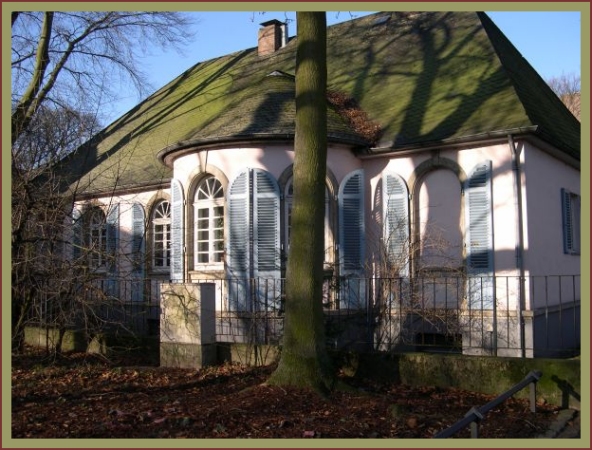 Foto: Haus mit hellrosa Fassade und hellblauen Fensterlden