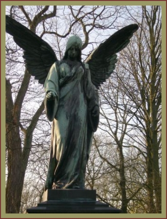 Foto: Engel auf einem Grabstein des Friedhofs