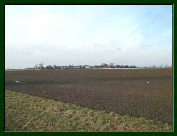 Winterliche, braune Felder, im Hintergrund die Huser von Devese